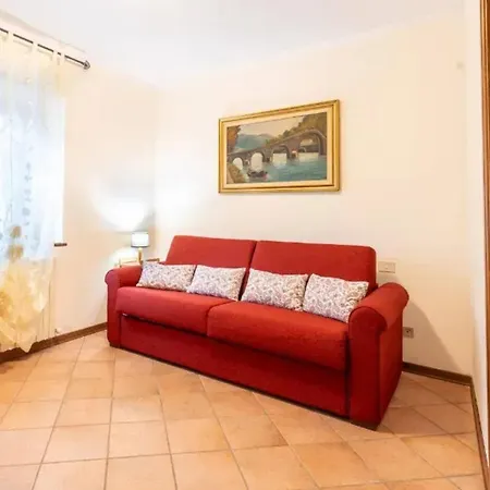 Cozy House In + Large Garden Дом отдыха Кастельнуово-ди-Гарфаньяна