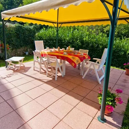 Cozy House In + Large Garden Дом отдыха *